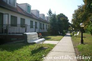 5-ös osztály előtti sétány